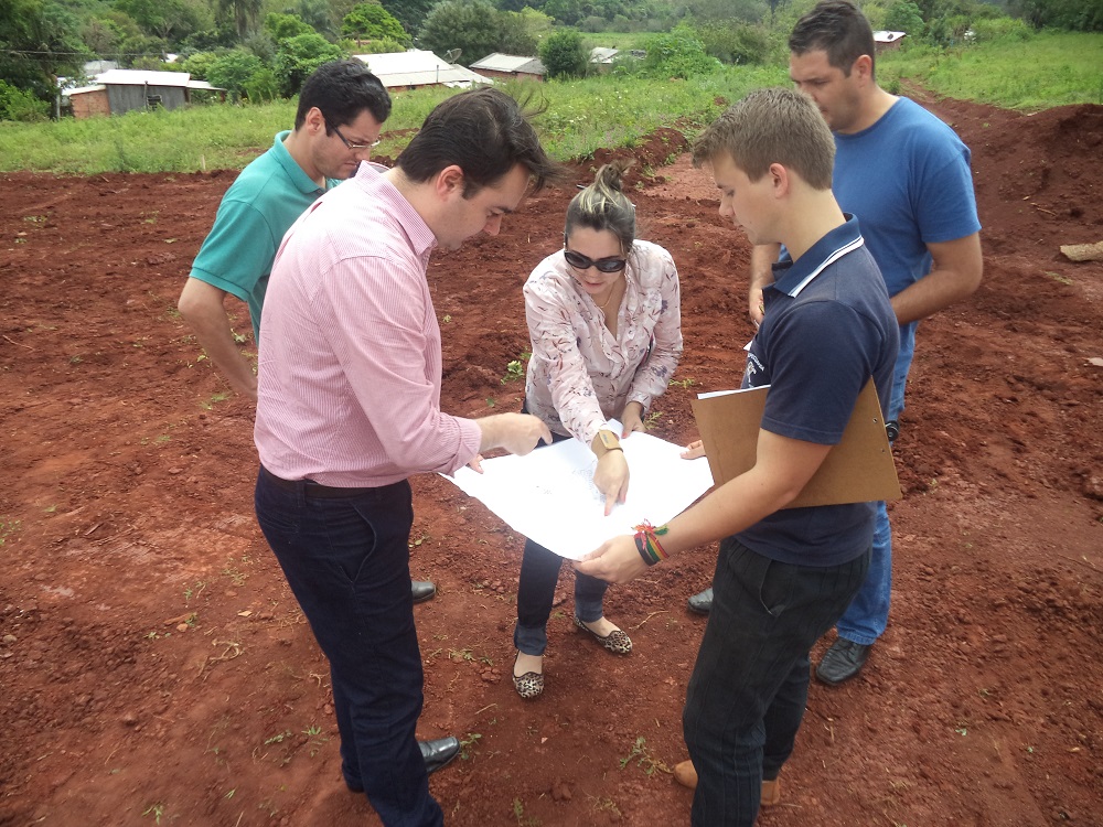 Equipe vistoria obras de estruturação no Loteamento Nova Esperança